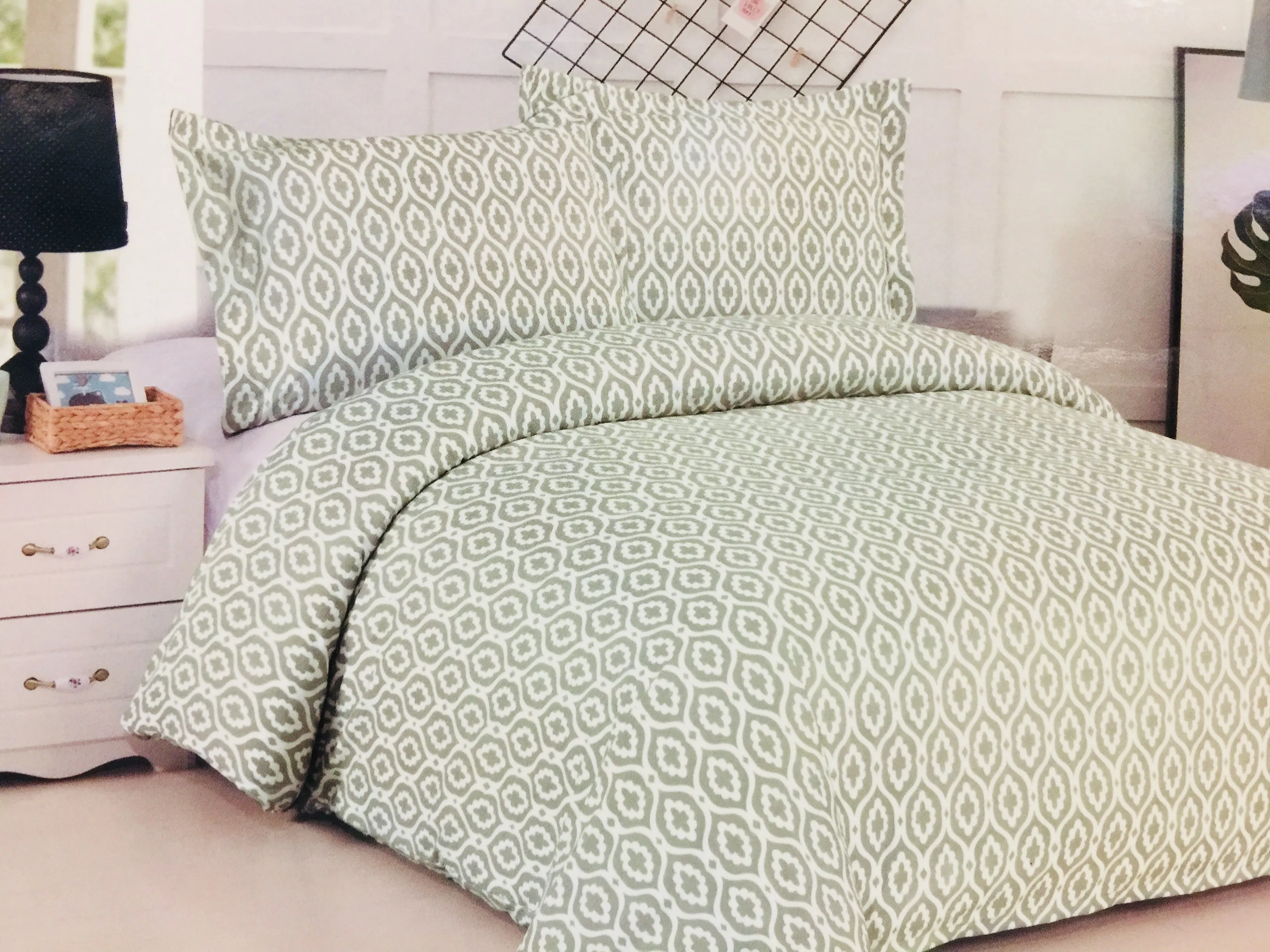 Brand new in package! Aloe Vera Bamboo Comfort Plus 3 Piece Reversible Duvet Cover set, Fits KING! Wrinkle, Fade & Stain Resistant!  Grey Geo Print!