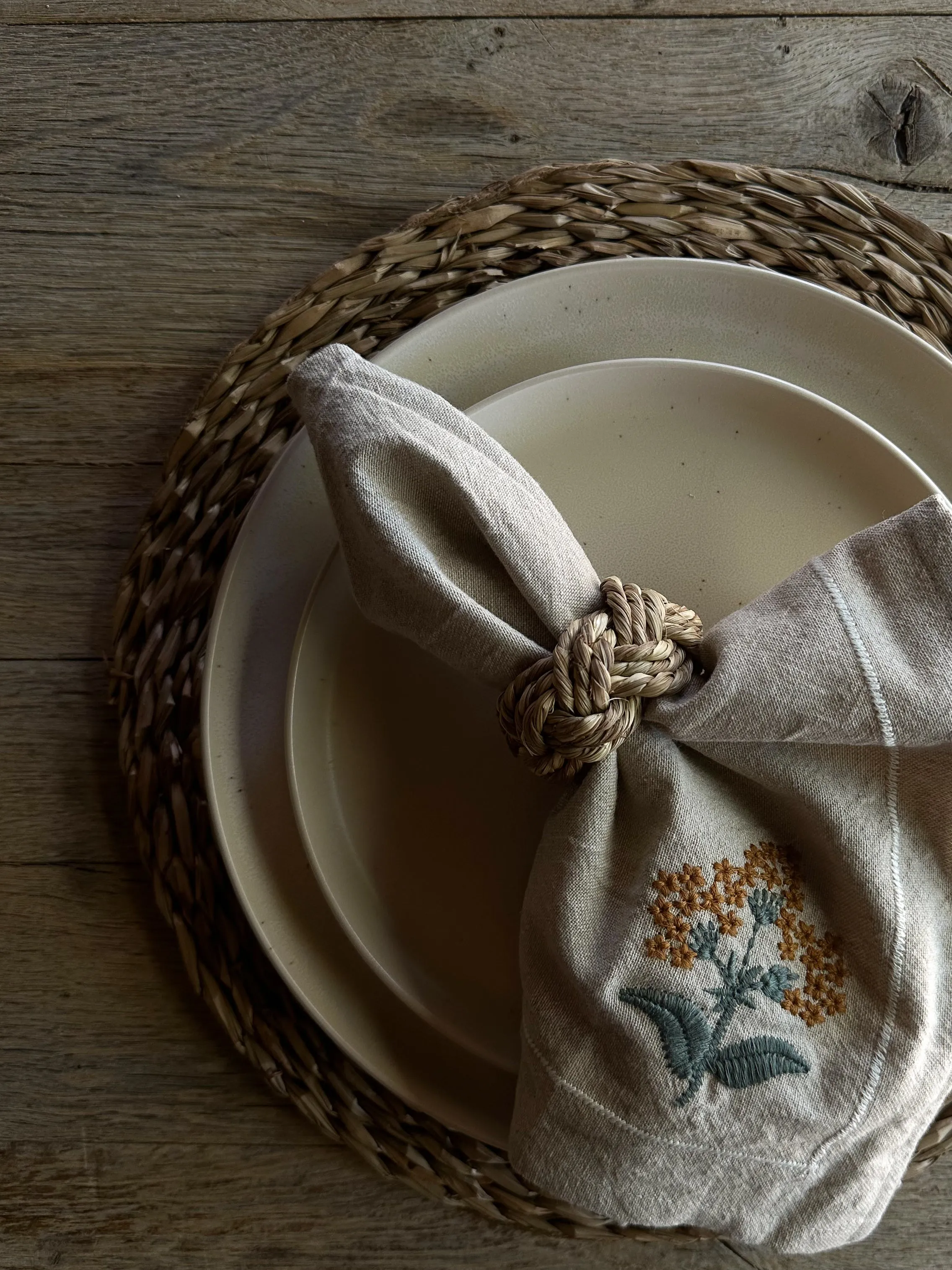Embroidered Floral Napkin Set