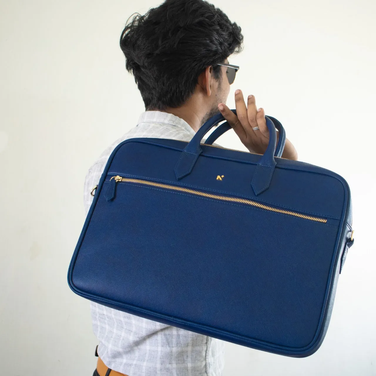 MESSENGER BAG