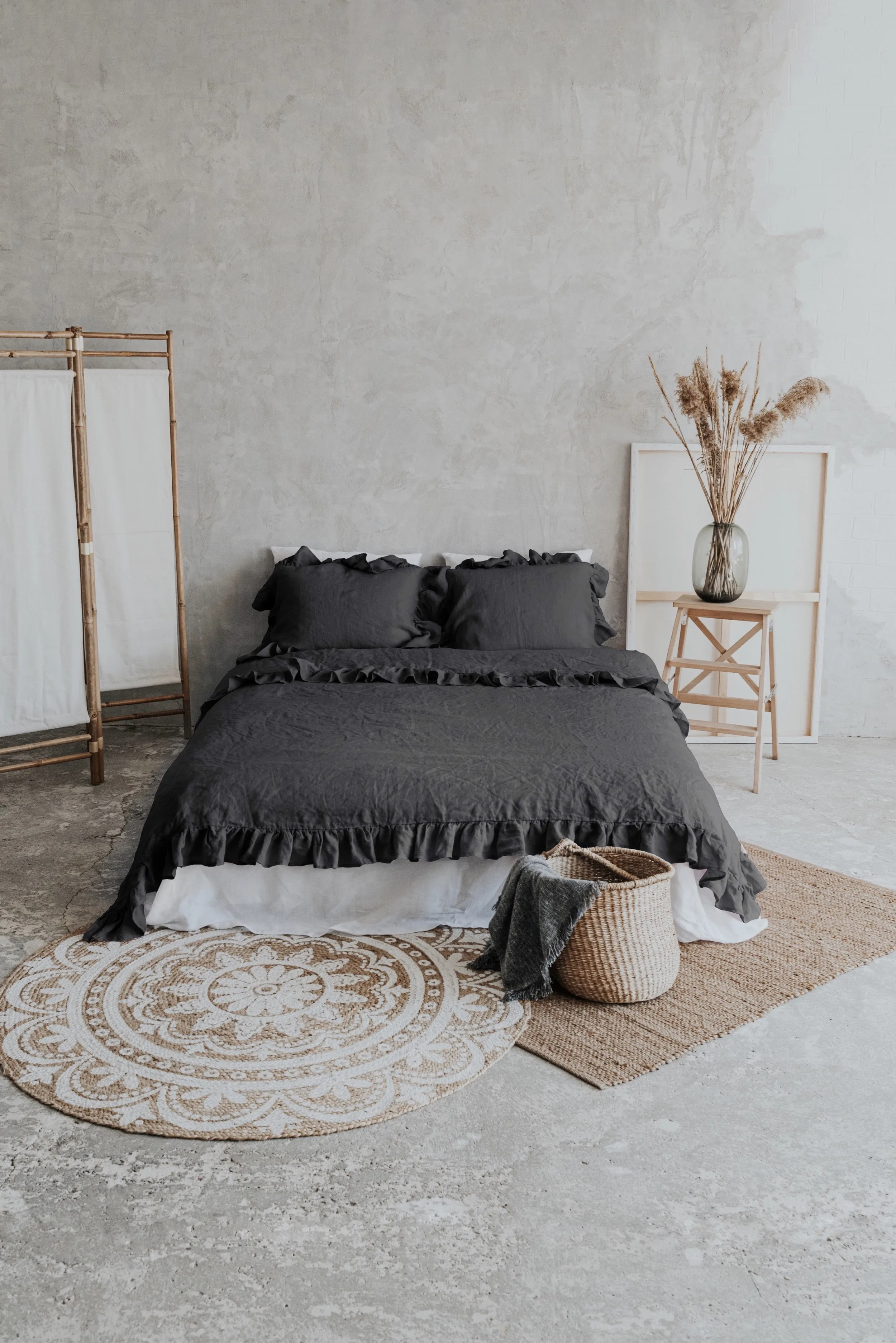 Ruffle duvet cover - dark gray